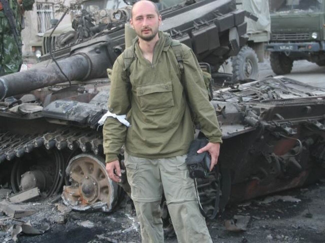 Бабченко: Как, возведя патриотизм и "дедывоевале" в ранг истерики, можно до такой степени плевать на память своих погибших солдат, делая из трагического дня полный, законченный идиотизм?