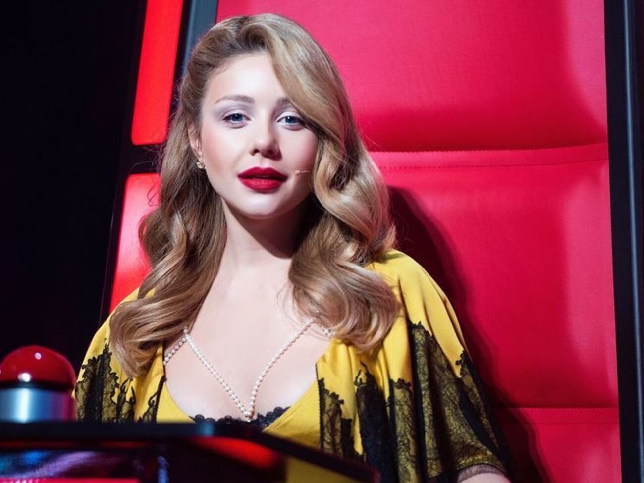 Тина Кароль предстала в повседневном образе, сильно отличающемся от сценического