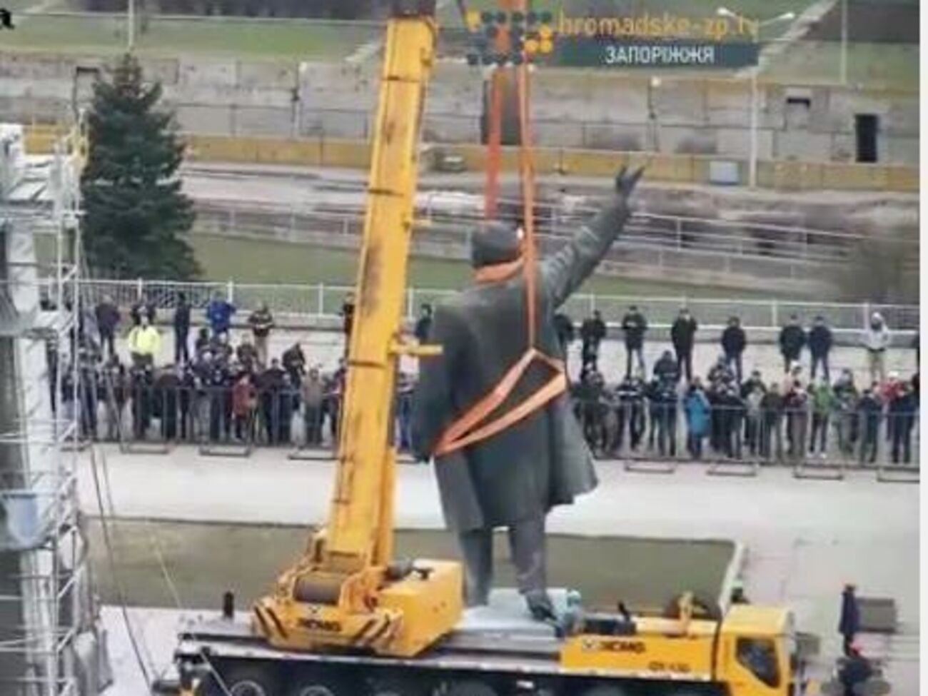 Запорожского Ленина сняли с постамента