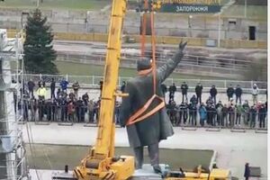 Запорожского Ленина сняли с постамента