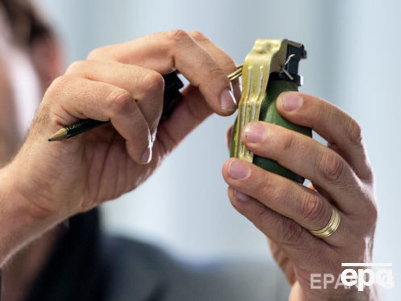 Злоумышленники бросили в человека две боевые гранаты и скрылись