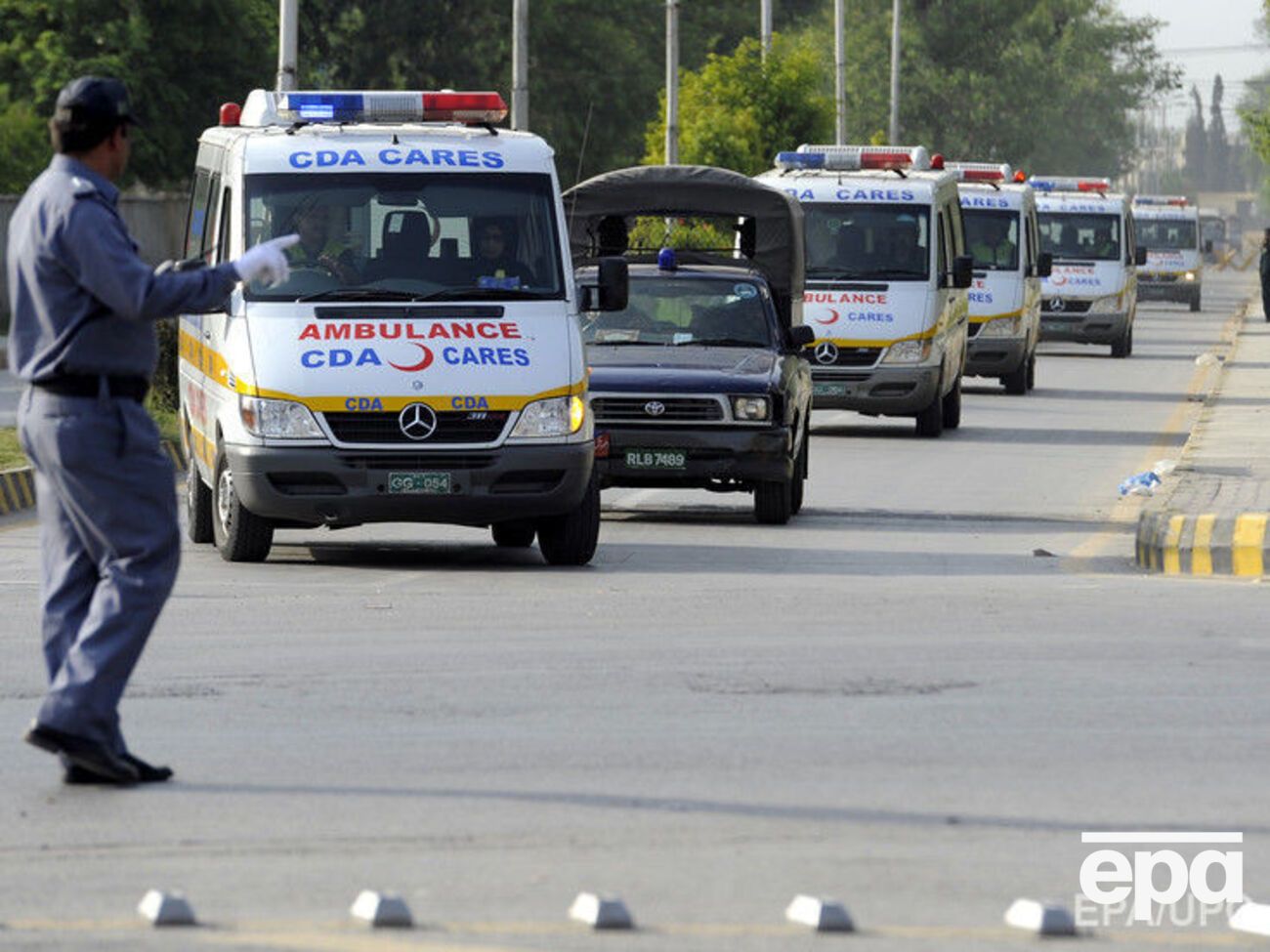 Июнь 2013 года, тела погибших альпинистов везут в аэропорт для отправки на родину