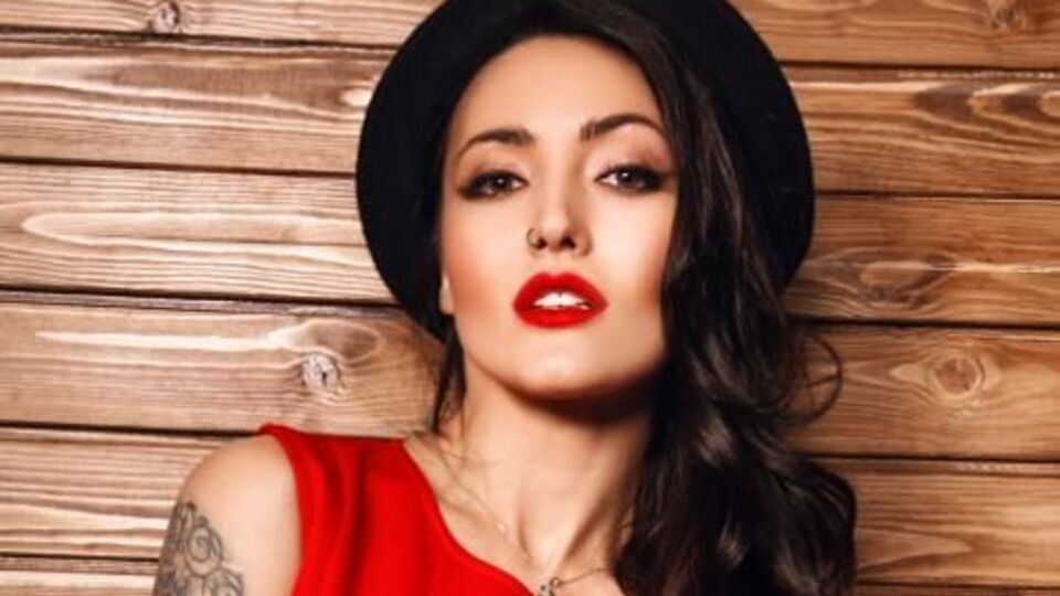 Музыку и слова песни "Футболка" написала Добрыднева