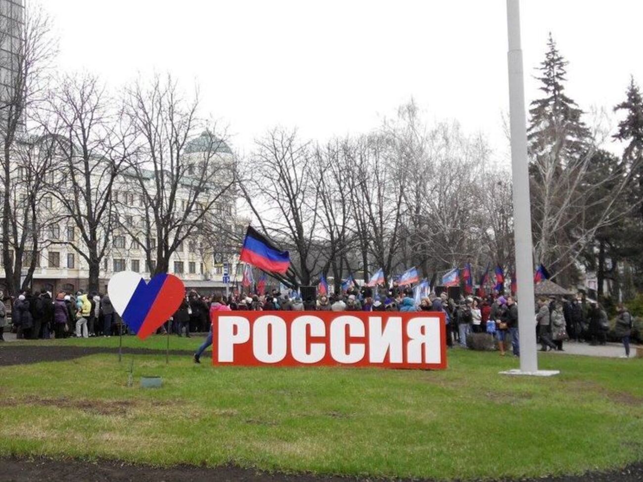 Террористическая "ДНР" "отпраздновала" аннексию Крыма установкой памятника России