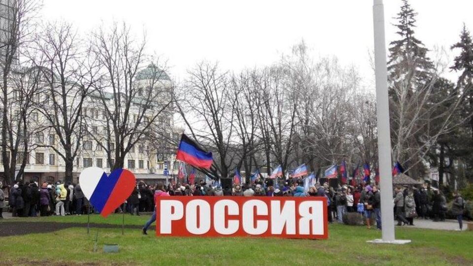 Террористическая "ДНР" "отпраздновала" аннексию Крыма установкой памятника России