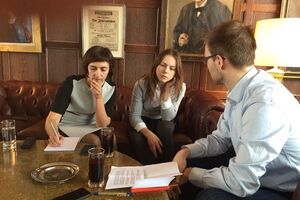 Вера Савченко (в центре) приехала в Германию