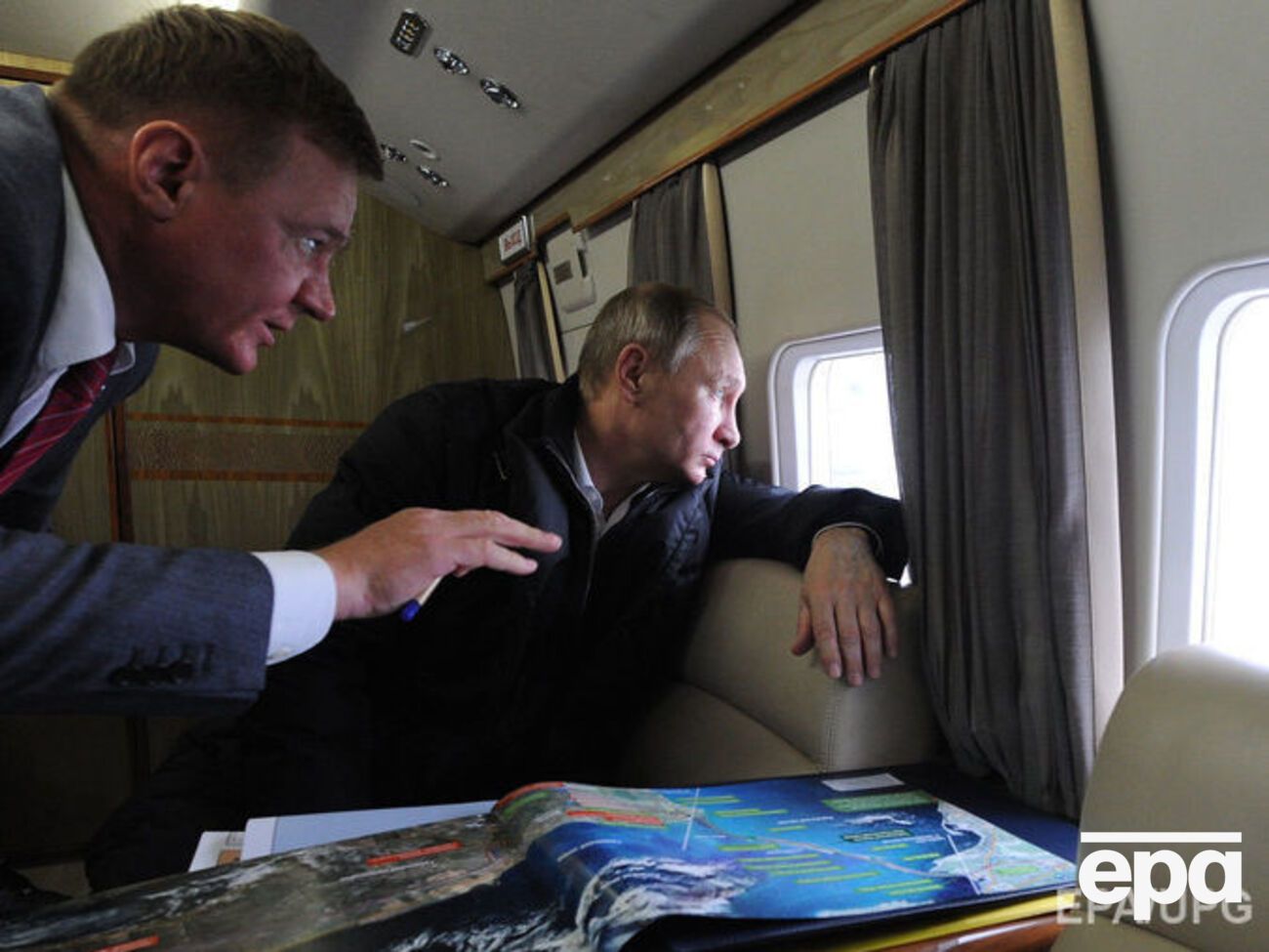 Путин осмотрел строительство моста с вертолета