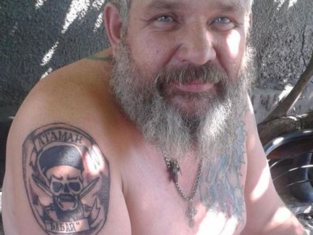 Двойник Бабая носит татуировку с надписью "Атаман Бабай"