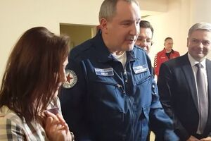 Рогозин вручил паспорт РФ украинской гандболистке Манагаровой