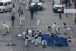 Пять человек погибли в туристическом квартале Стамбула в результате атаки террориста-смертника. Фоторепортаж
