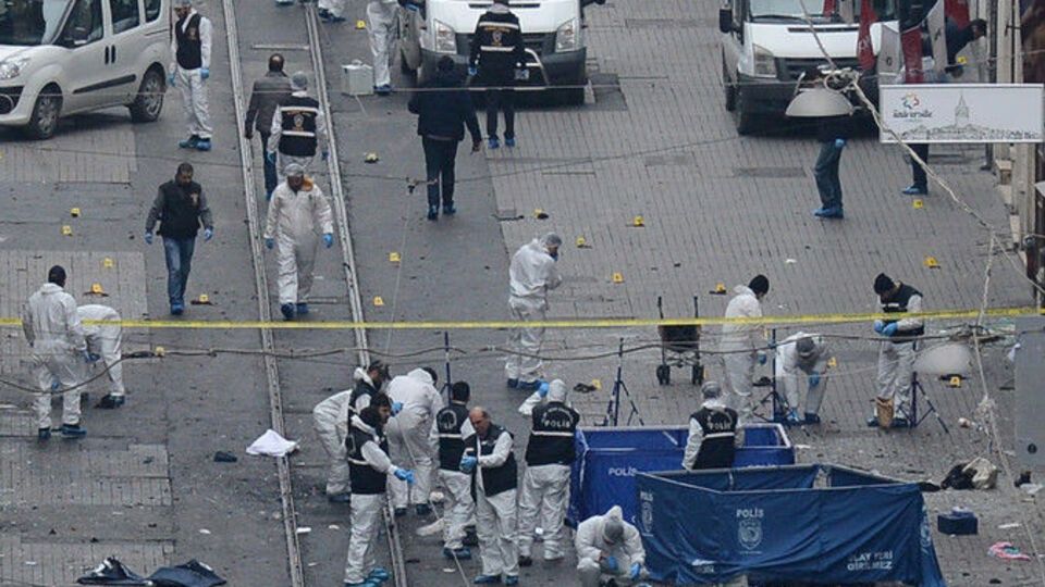 Пять человек погибли в туристическом квартале Стамбула в результате атаки террориста-смертника. Фоторепортаж