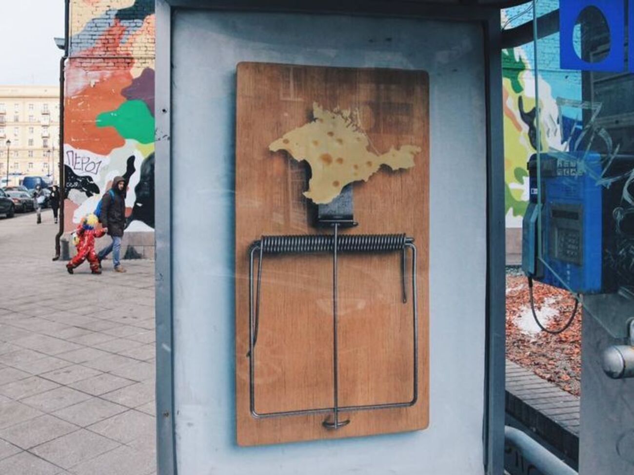 В Москве Крым изобразили в виде сыра в мышеловке