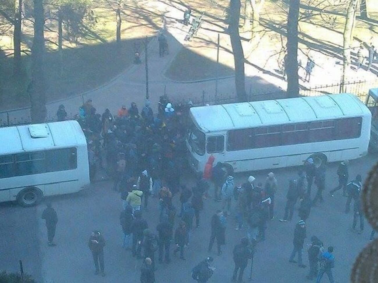 Участников ЛГБТ-фестиваля заблокировали в гостинице около 300 неизвестных людей