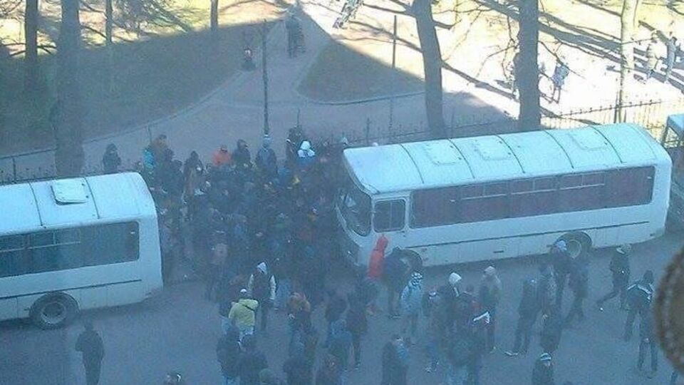 Участников ЛГБТ-фестиваля заблокировали в гостинице около 300 неизвестных людей