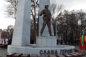 В Украине установили первый памятник в честь погибших на востоке страны военных