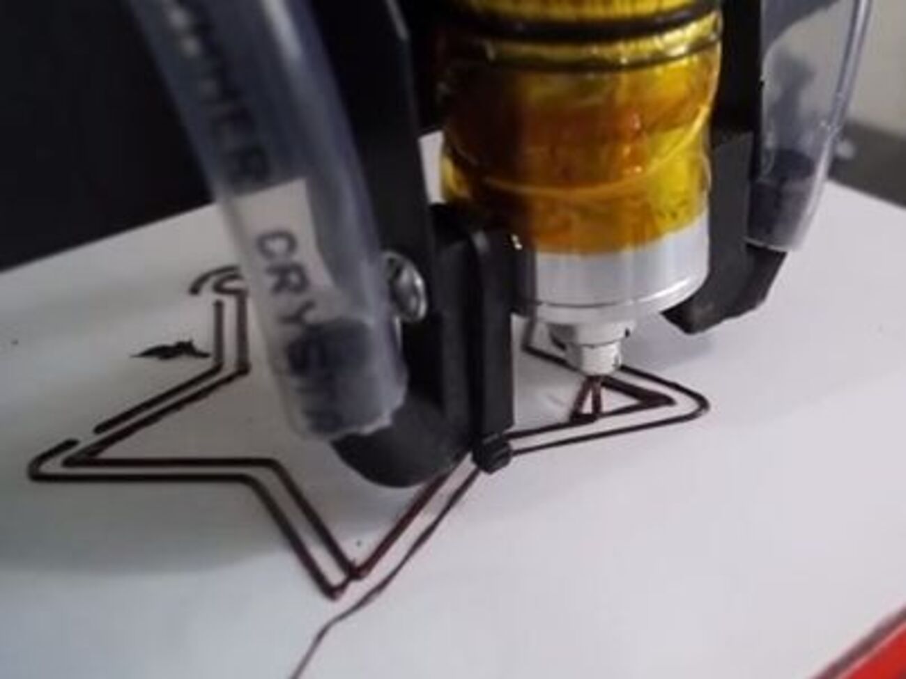 Для изготовления оригинальных сладостей мастер использует специальный испанский шоколад в "монетках"