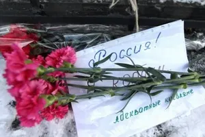 К российскому посольству в Киеве несут цветы в память о жертвах крушения Boeing