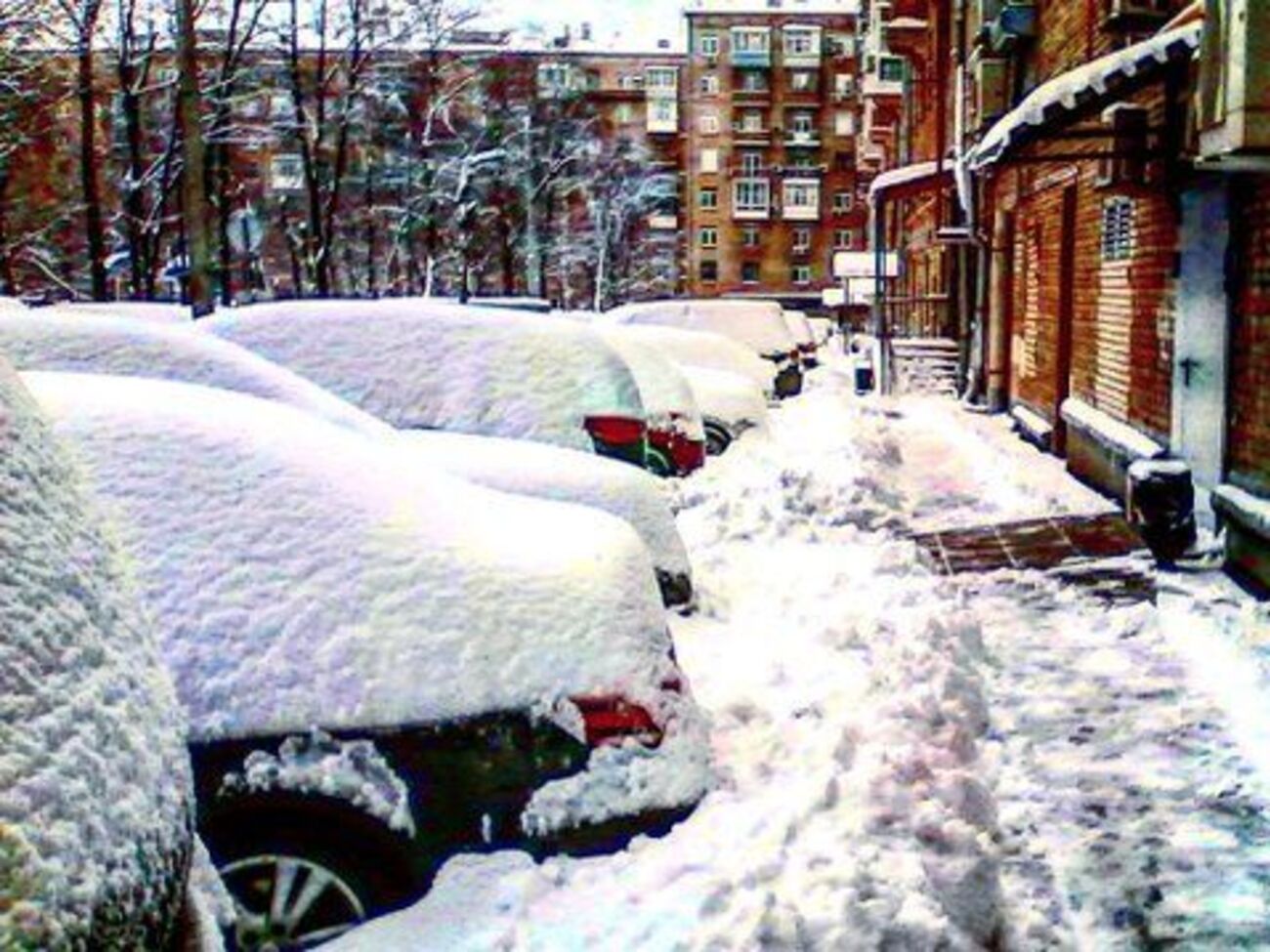Утром 2 марта в Москве сугробы были больше, чем в январе