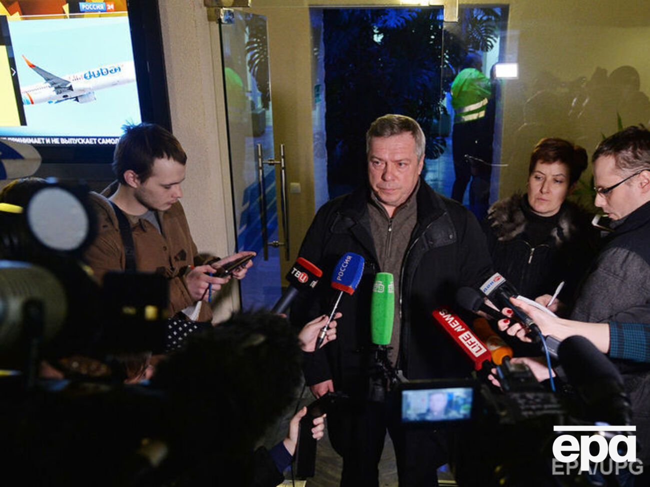 Корреспонденты российских телеканалов в ростовском аэропорту после крушения Boeing