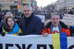 Фейгин (в центре), сестра Надежды Савченко Вера и поэт Орлуша