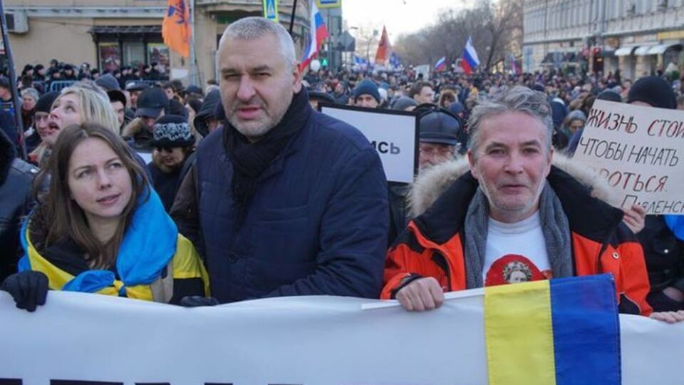 Фейгин (в центре), сестра Надежды Савченко Вера и поэт Орлуша