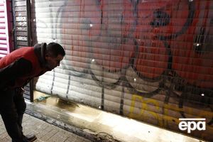 Осколки взрывного устройства, приведенного в действие террористом, пробили жалюзи магазина на Истиклял