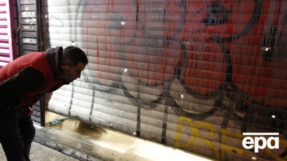 Осколки взрывного устройства, приведенного в действие террористом, пробили жалюзи магазина на Истиклял