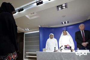 Руководители авиакомпании FlyDubai и журналисты на пресс-конференции почтили память погибших летчиков и пассажиров минутой молчания
