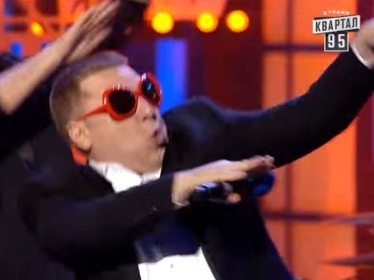 "Квартал 95" спел про Яценюка на лабутенах и в офигительных очках