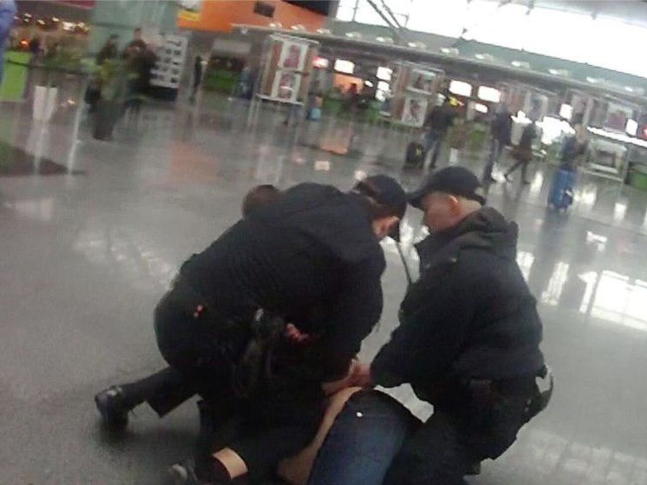 Мужчина бросался с ножом на двоих патрульных, в итоге ранил себя, заявляют в полиции