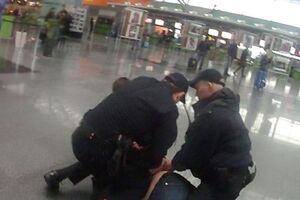 Мужчина бросался с ножом на двоих патрульных, в итоге ранил себя, заявляют в полиции