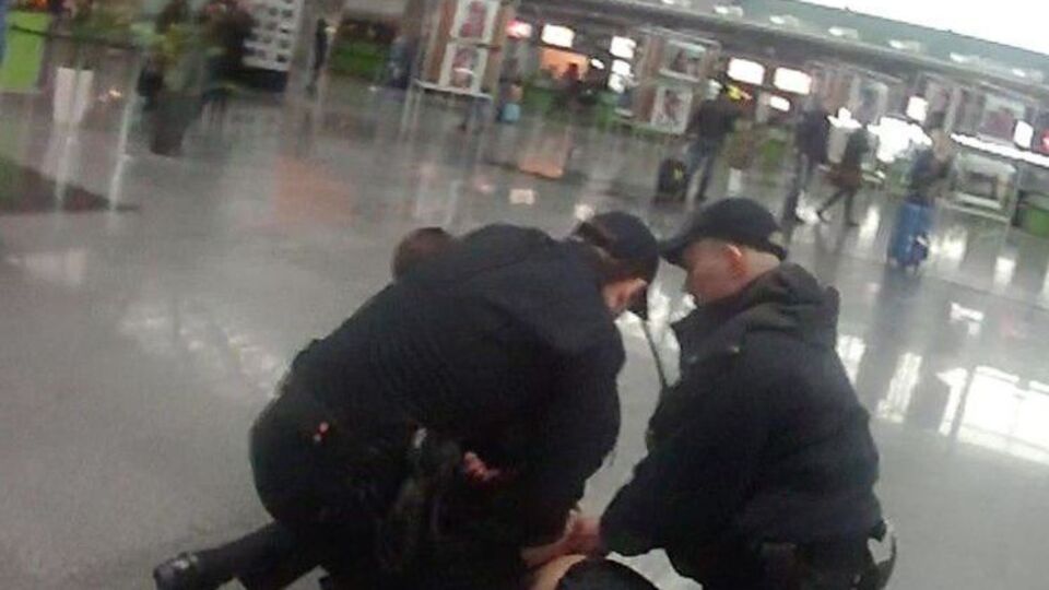 Мужчина бросался с ножом на двоих патрульных, в итоге ранил себя, заявляют в полиции