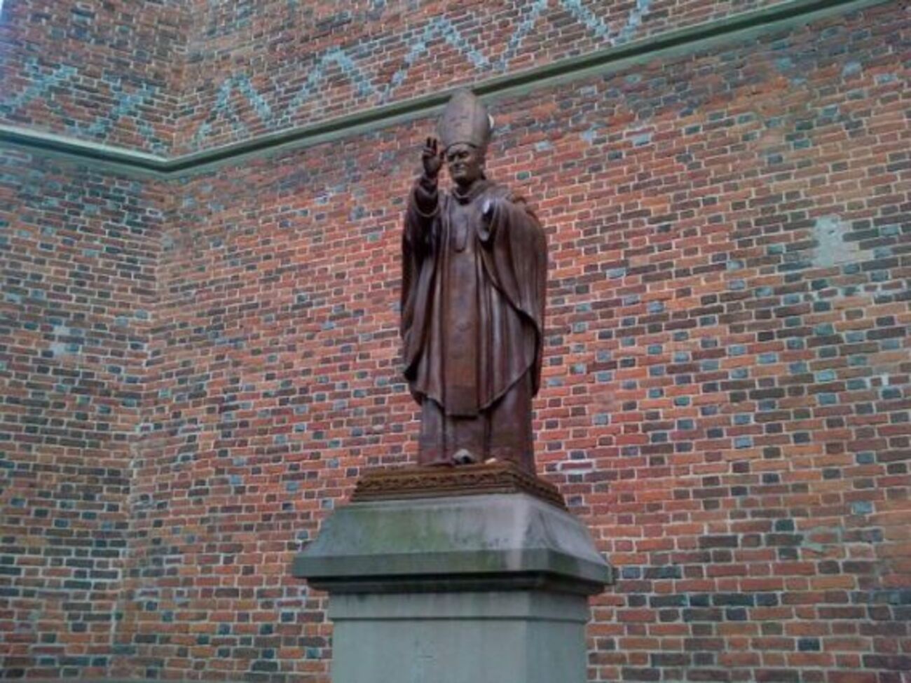 Памятнику отрезали руку с крестом