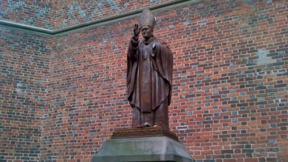 Памятнику отрезали руку с крестом