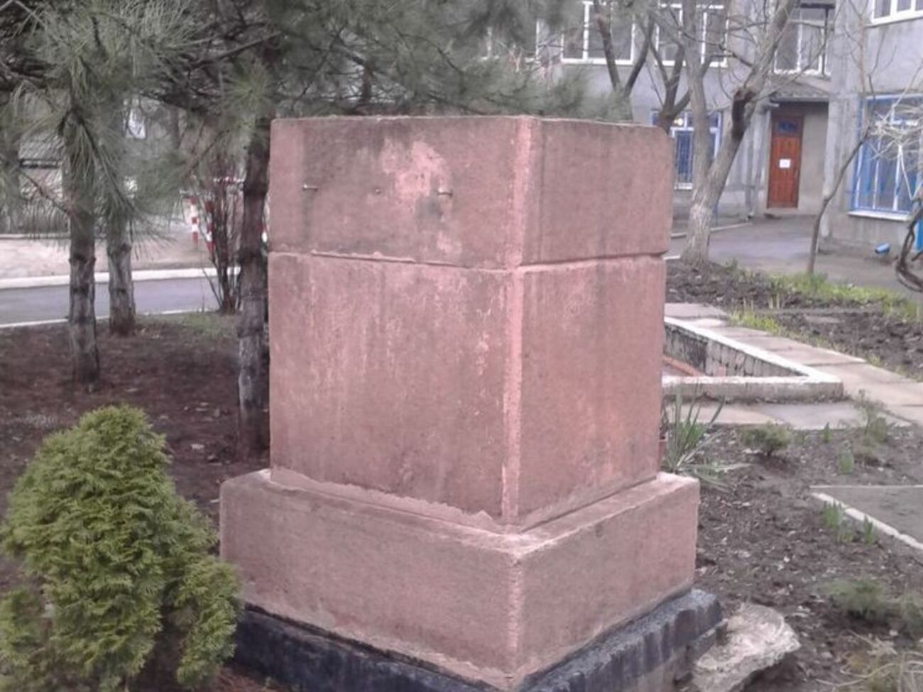 Директор центра опеки "спасла" Дзержинского от декоммунизации