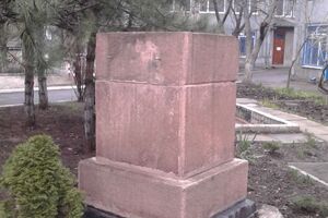 Директор центра опеки "спасла" Дзержинского от декоммунизации