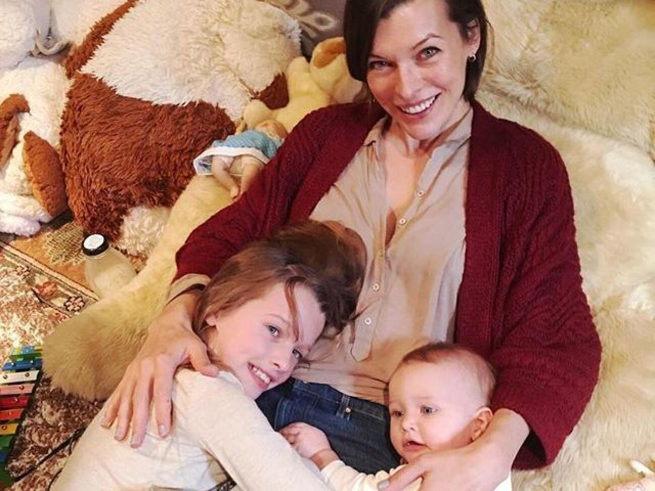 Йовович: Я так&nbsp;горжусь моей маленькой девочкой, которая спроектировала, нарисовала и пошила это невероятное платье на классе по дизайну!