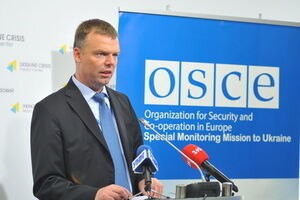 Хуг призвал Украину и боевиков отвести войска от трассы Донецк – Горловка