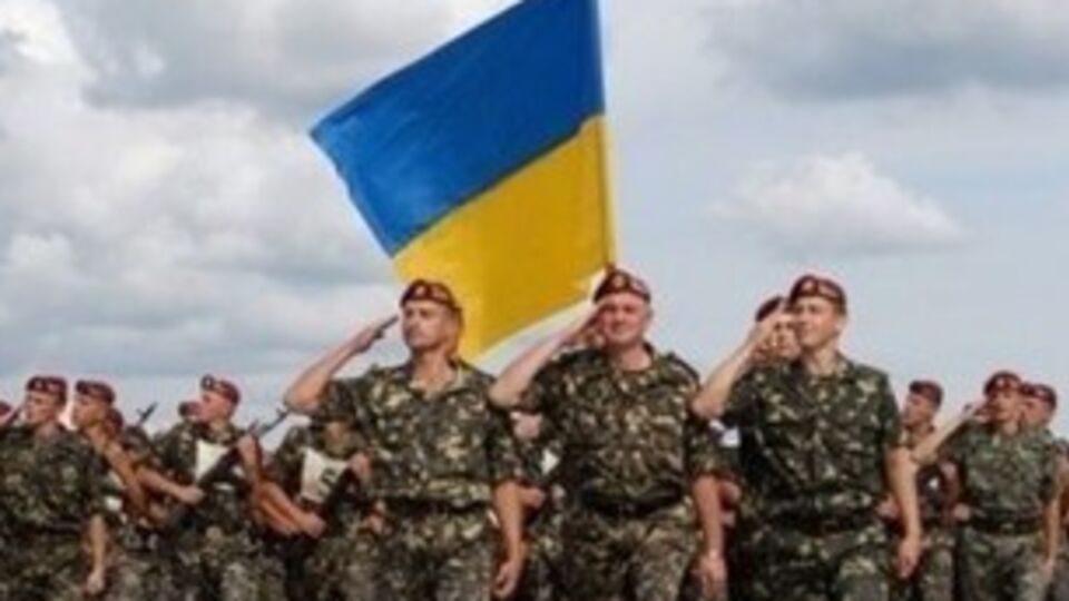 Водители оставляют свои машины в центре улиц, создавая пробки по всему городу