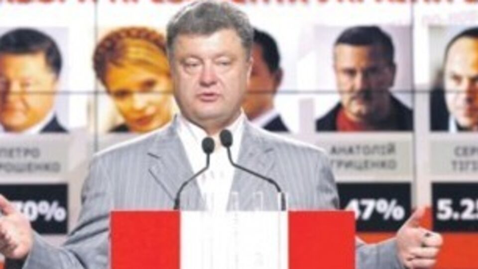 На кадрах виден дым, поднимающийся над зданием аэропорта