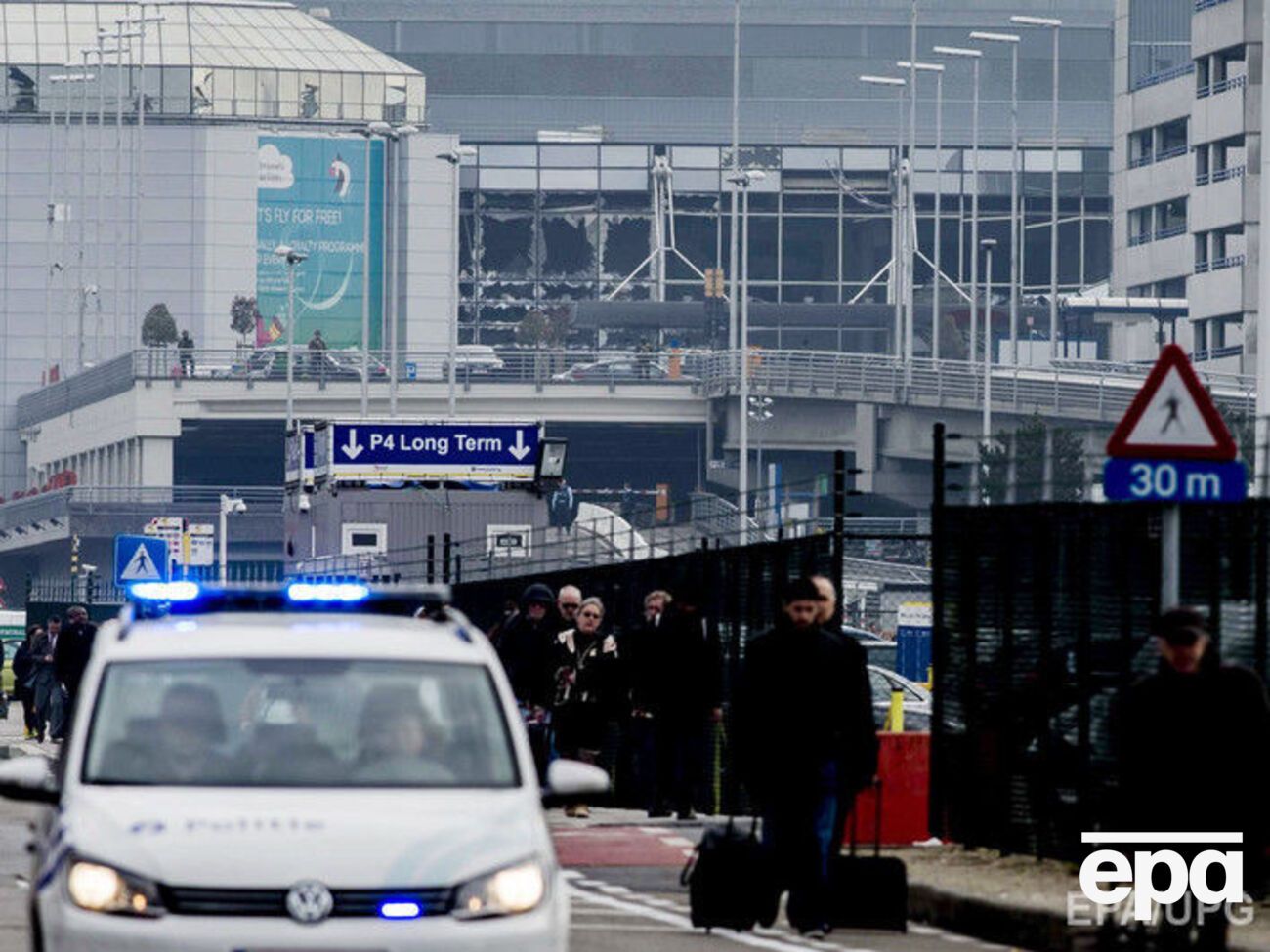 Власти сообщили о гибели 13 человек в результате терактов в аэропорту