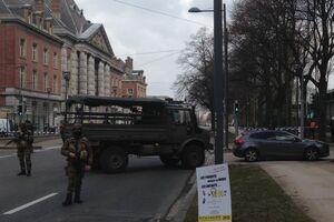 Подъезды к университету оцепила полиция
