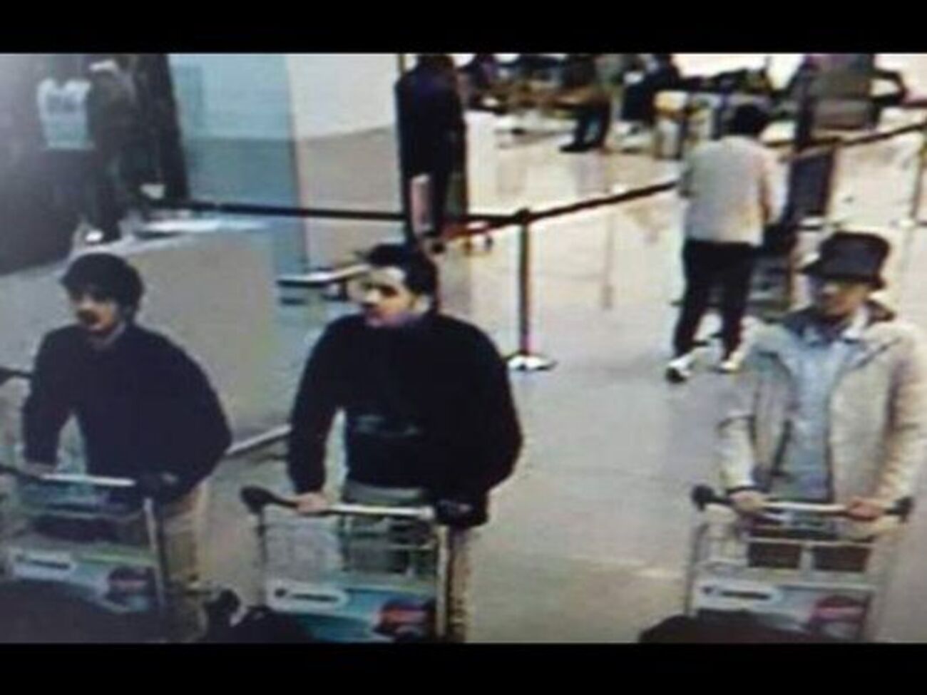 Двое молодых людей в черном&nbsp;&ndash; вероятные смертники