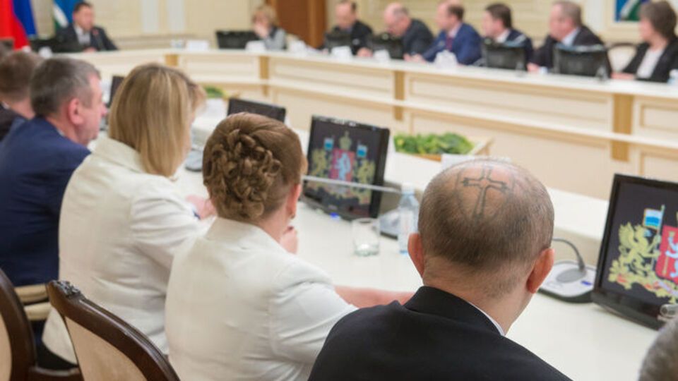 Депутат с татуировкой паука Евгений Сурнин
