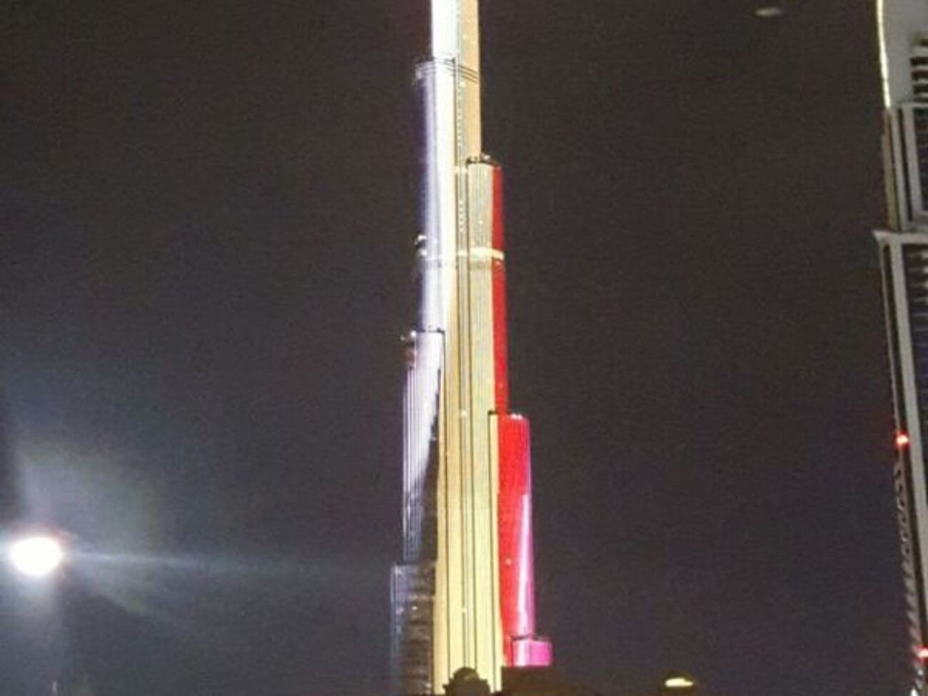 Небоскреб Бурдж-Халифа подсветили в цвета флага Бельгии