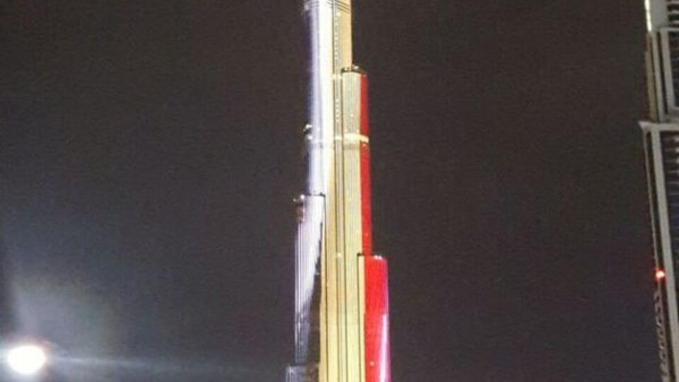 Небоскреб Бурдж-Халифа подсветили в цвета флага Бельгии