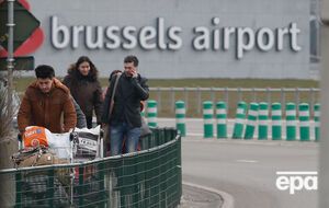 Люди покидают аэропорт Завентем вскоре после взрывов