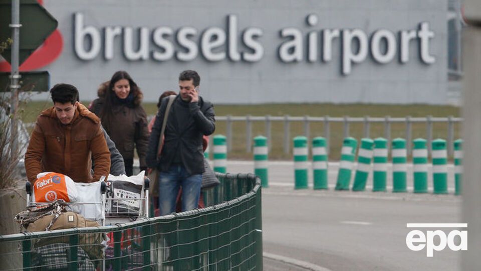 Люди покидают аэропорт Завентем вскоре после взрывов