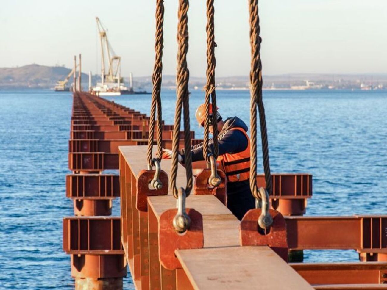 Сухогруз навалился на опору рабочего моста, который строится между островом Тузла и фарватером