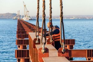 Сухогруз навалился на опору рабочего моста, который строится между островом Тузла и фарватером